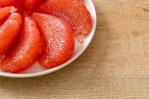 färsk röd pomelo frukt eller grapefrukt foto