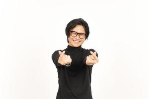 leende och som visar koreanska kärlek finger av stilig asiatisk man isolerat på vit bakgrund foto