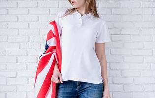 vit polo skjorta på kvinna över USA flagga bakgrund, attrapp design foto