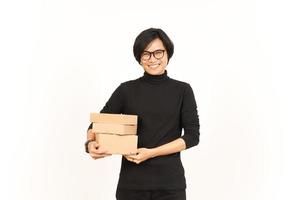 innehav paket låda eller kartong låda av stilig asiatisk man isolerat på vit bakgrund foto