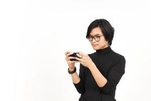 spelar mobil spel på smartphone av stilig asiatisk man isolerat på vit bakgrund foto