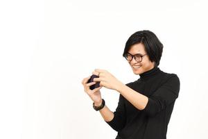 spelar mobil spel på smartphone av stilig asiatisk man isolerat på vit bakgrund foto