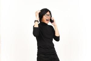 göra en telefon ring upp använder sig av smartphone med arg ansikte av stilig asiatisk man isolerat på vit foto
