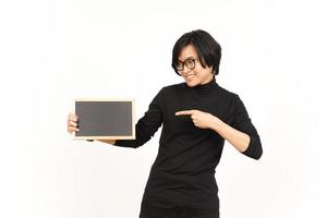 som visar, presenter och innehav tom svarta tavlan av stilig asiatisk man isolerat på vit bakgrund foto