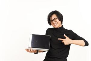 som visar appar eller annonser på bärbar dator tom skärm av stilig asiatisk man isolerat på vit bakgrund foto
