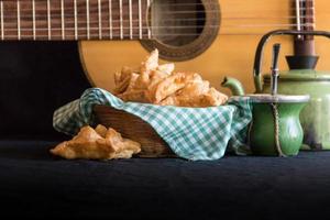 argentine tradition begrepp. para friterad kvitten och ljuv potatis klimpar och gitarr foto