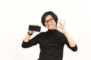 som visar appar eller annonser på tom skärm smartphone av stilig asiatisk man isolerat på vit bakgrund foto