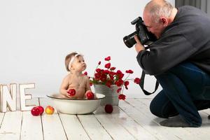 en fotograf tar en bild av en barn. de arbete av en barn fotograf. foto