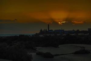 färgrik solnedgång på de spanska ö av gran canaria i de maspalomas sanddyner foto