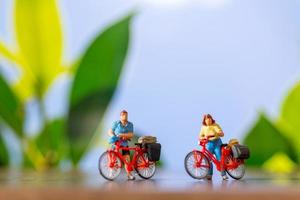 miniatyr- människor stående med cykel, värld cykel dag begrepp foto