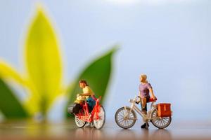 miniatyr- människor stående med cykel, värld cykel dag begrepp foto