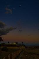 landskap efter solnedgång med en Marin blå himmel och vit måne på de spanska ö av gran kanari i de maspalomas sanddyner foto