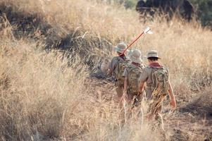 en spana boka team på djungel läger, pojke spana Amerika foto