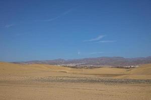 sommar öken- landskap på en värma solig dag från maspalomas sanddyner på de spanska ö av gran canaria foto