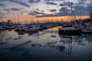 solnedgång i de hamn av Alicante, Spanien med yachter foto