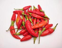 chili paprikor eller kajenn peppar eller babe rawit isolerat på vit bakgrund. foto