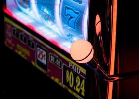 kasino hasardspel blackjack och spår maskiner väntar för spelare och turist till spendera pengar foto