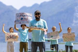 team av ecologist volontärer är demonstrera samling på hav för klimat förändra och sparande natur begrepp med protest tecken mot förorening och hav förorening för vilda djur och växter och biologiska mångfalden foto