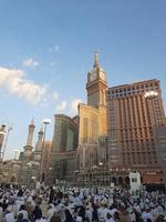 mecka, saudi Arabien, april 2023 - pilgrimer från annorlunda länder runt om de värld är upptagen brytning deras snabb i de gård utanför masjid al-haram. foto