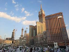 mecka, saudi Arabien, april 2023 - pilgrimer från annorlunda länder runt om de värld är upptagen brytning deras snabb i de gård utanför masjid al-haram. foto