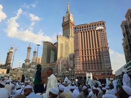 mecka, saudi Arabien, april 2023 - pilgrimer från annorlunda länder runt om de värld är upptagen brytning deras snabb i de gård utanför masjid al-haram. foto