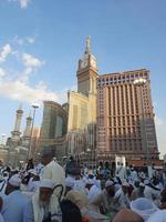 mecka, saudi Arabien, april 2023 - pilgrimer från annorlunda länder runt om de värld är upptagen brytning deras snabb i de gård utanför masjid al-haram. foto