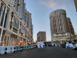 mecka, saudi Arabien, april 2023 - en skön se av pilgrimer, lång byggnader och lampor på natt på de yttre väg i masjid al-haram, mecka. foto