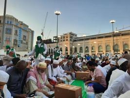 mecka, saudi Arabien, april 2023 - pilgrimer från annorlunda länder runt om de värld är upptagen brytning deras snabb i de gård utanför masjid al-haram. foto