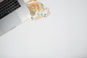 euro och bitcoin sedlar, kryptovaluta och blockchain begrepp på vit bakgrund platt lägga foto