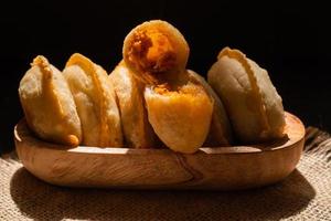 cireng med kyckling fyllning i en trä- skål. cireng är en traditionell väst javanese mat tillverkad från tapioka mjöl foto
