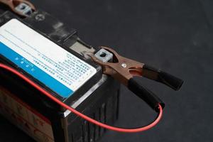 laddning motorcykel batteri, batteri underhåll och reparera begrepp foto