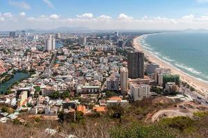 panorama- se av de stad av vung tau och de kust med de hav i de söder av vietnam. rå olja produktion Centrum i vietnam. foto