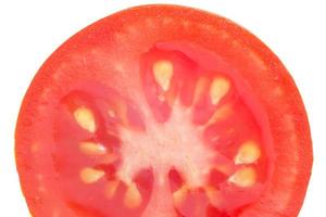 stänga upp av halv av röd tomat isolerat på vit foto