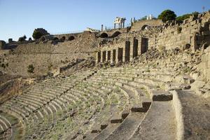 amfiteater i de ruiner av de gammal stad av pergamum. gammal stad, akropol teater av pergamon, izmir, Kalkon. foto