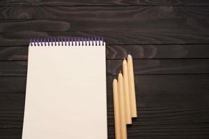 anteckningsbok pennor trä- tabell verktyg för artister foto