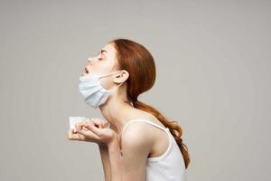 sjuk kvinna influensa infektion virus hälsa problem ljus bakgrund foto