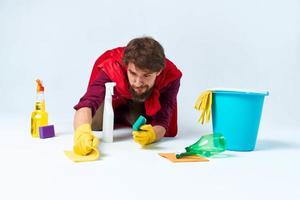 roligt rengöringsmedel rengöring leveranser tvättning golv hushållsarbete foto