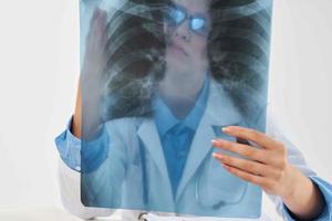 läkare med röntgen lunga diagnostik klinik behandling foto