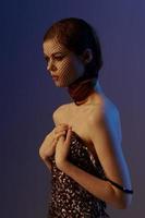 Foto Söt kvinna i en skinande klänning Framställ lyx isolerat bakgrund