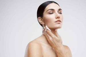kvinna med naken urkopplingsbar grädde hud vård närbild foto