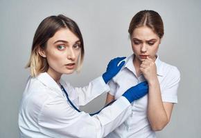 kvinna läkare undersöker patient hälsa livsstil stetoskop foto