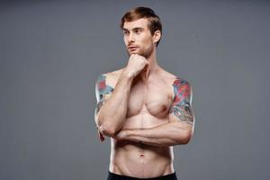 tatuerade man full torso kroppsbyggare kondition idrottare naken foto