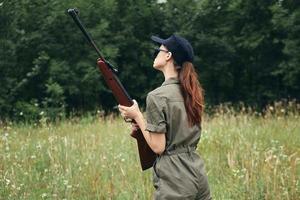 kvinna soldat vapen i hand, jaga promenad de färsk luft färsk luft foto