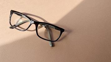 glasögon för syn och plats för text. linser i en plast ram. optiker oftalmologi. foto