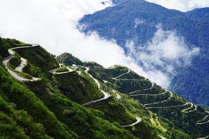 zig zag väg med grön natur se av gammal silke rutt sikkim foto