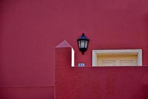 kontrasterande arkitektonisk detaljer på de spanska kanariefågel ö fuerteventura mot en blå himmel foto