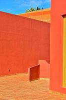 kontrasterande arkitektonisk detaljer på de spanska kanariefågel ö fuerteventura mot en blå himmel foto