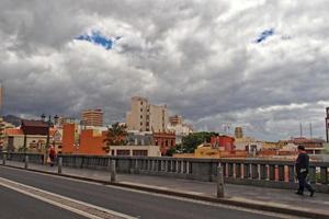 intressant färgrik Semester hus i de gator av de spanska stad av sanca cruz i tenerife foto