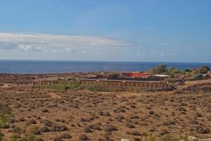 landskap från de spanska ö av tenerife med de motorväg och de hav foto