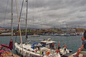 marinmålning utsikt de hamn av tenerife på de spanska kanariefågel ö på en värma sommar dag foto